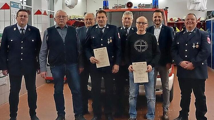Im Kreis von Führungsteam und Gästen gab es für Bernd Müller (4. v. l.), Herbert Holley (5. v. l.) und Klaus Koth (nicht mit auf dem Bild) Ehrungen für 40 Jahre in der Feuerwehr.