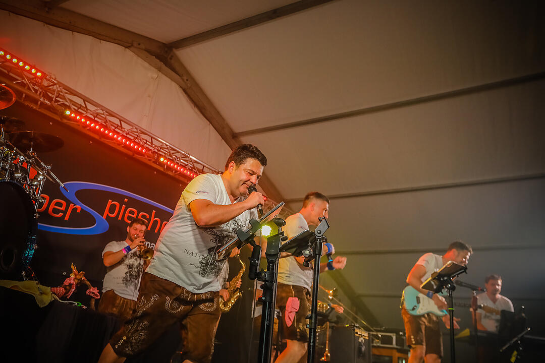 Samstagsparty im Festzelt!