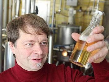 Christian Höfner, Geschäftsführer von Gampert Bräu, untersucht sein Pils. Fotos: Jan Koch