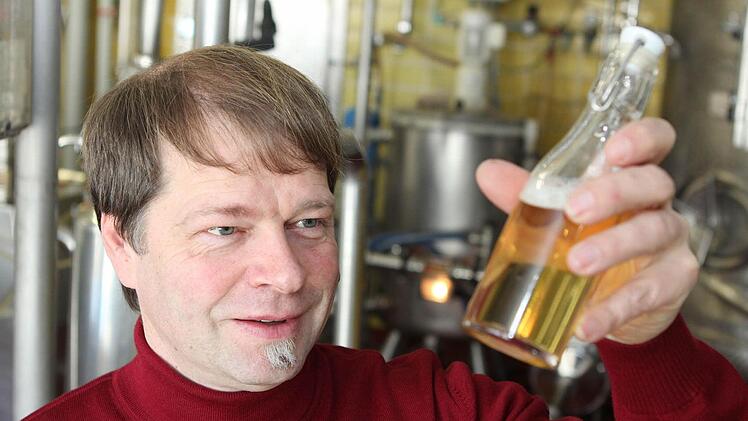 Christian Höfner, Geschäftsführer von Gampert Bräu, untersucht sein Pils. Fotos: Jan Koch