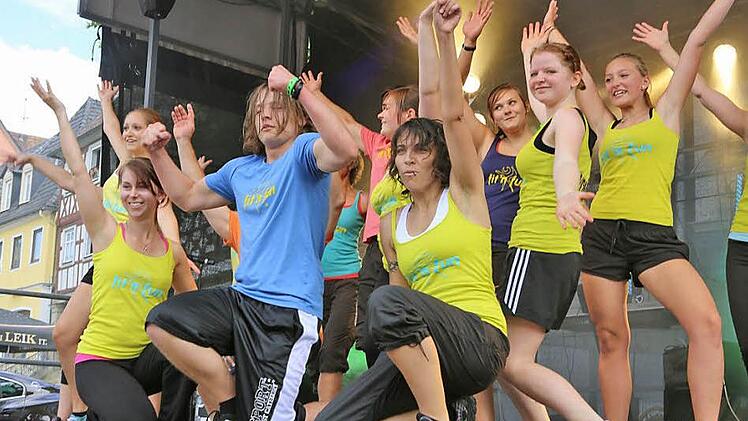 Veranstaltung auf Bühne: Großen Applaus brachte das Publikum einer Zumba-Einlage auf der Bühne entgegen. Zweimal gab es dazu am Samstag Gelegenheit. Fotos: Barbara Herbst