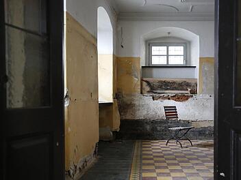 Tristesse pur: Blick in das Erdgeschoss des ehemaligen Domherrenhofs Karolinenstraße 26. Fotos: Matthias Hoch
