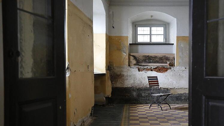 Tristesse pur: Blick in das Erdgeschoss des ehemaligen Domherrenhofs Karolinenstraße 26. Fotos: Matthias Hoch