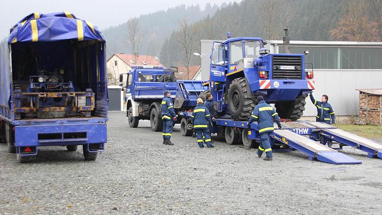 Der Radlader des THW Kulmbach wurde bei der Firma Waltec in Steinberg entladen. Im linken Laster ist das Arbeitsgerät. Foto: Friedwald Schedel