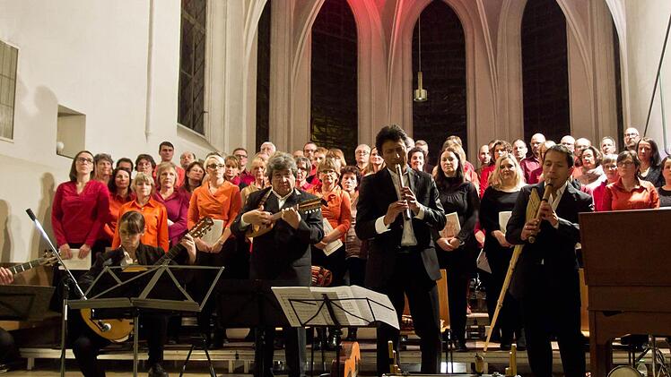 Gemeinsam mit der peruanischen Instrumentalgruppe "Indoamerika Perumanta" führte der Chor "Unerhört" Musik von Ariel Ramirez in der Coburger Heilig-Kreuz-Kirche auf.Foto: Jochen Berger