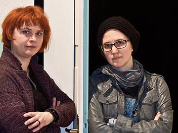 Magdolna Parditka und Alexandra Szemerédy (rechts) bringen Mozarts "Entführung" auf die Bühne des Landestheaters. Foto: Jochen Berger