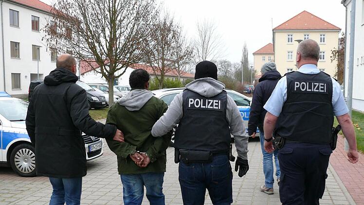 Polizeieinsatz, weil ein Mann mit Haftbefehl gesucht wurde. Symbolfoto: Bundespolizeidirektion Berlin/dpa
