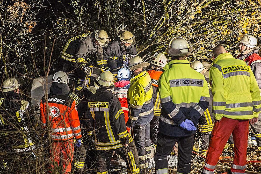 Haßfurt: Fahrer nach Unfall auf der A70 stundenlang eingeklemmt