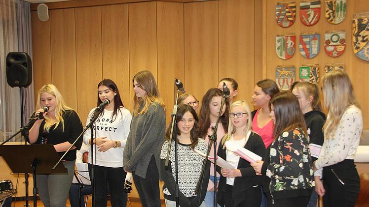 Schülerband und  Schülerchor der Gottfried-Neukam-Mittelschule sorgten für die passende Musik.Foto: Veronika Schadeck