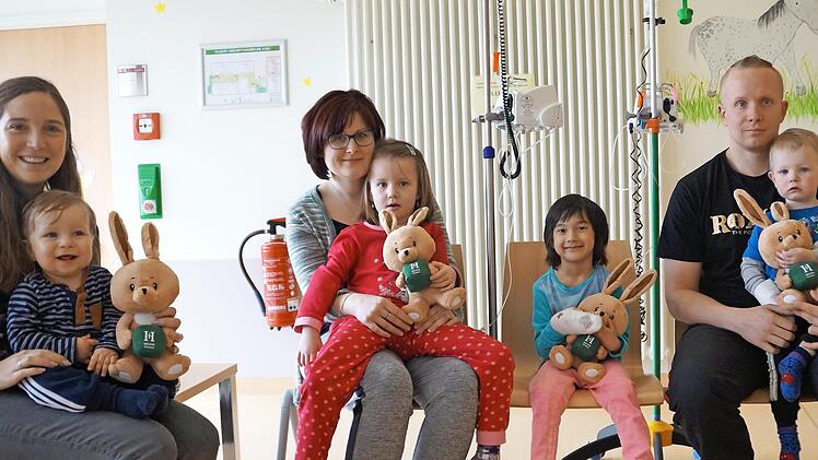 Die kleinen Patienten im Helios St. Elisabeth Krankenhaus freuen sich über "Hugo Hops". Denn im Krankenhaus hat der Osterhase schon am Donnerstag vorbeigeschaut.  Foto: Helios St. Elisabeth-Krankenhaus/Markus Höppner
