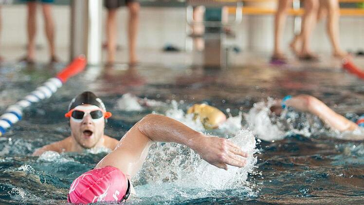Brust- und Kraulschwimmer teilten sich im Königsbad die 25-Meter-Bahnen des Innenbeckens.