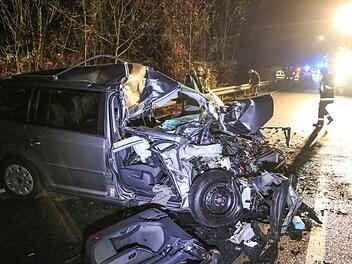 Bisher ist noch unklar, warum der Pkw ungebremst in den Lkw krachte. Foto: NEWS5 / Merzbach