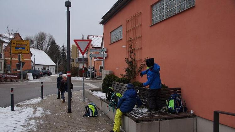 Für die Litzendorfer Kinder ist nach der Schule nicht mehr Corona, sondern der Schnee wichtig.