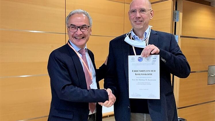 Erlangen: Diplom der Kolposkopie - Erlanger Arzt f&uuml;r besondere Dienste geehrt