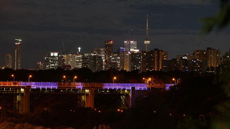 Nachts lebt die Stadt: die Skyline von Toronto bei Nacht.