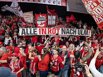 Alle in Rot - und einige in Gelb: Fansupport aus dem Westen