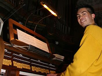 Daniel Singh ist erst 22 Jahre alt, aber Orgel ist seine Passion: Für die  Adventszeit hat er in Stadtsteinach eine kleine Konzertreihe ins Leben gerufen. Foto: Sonja Adam