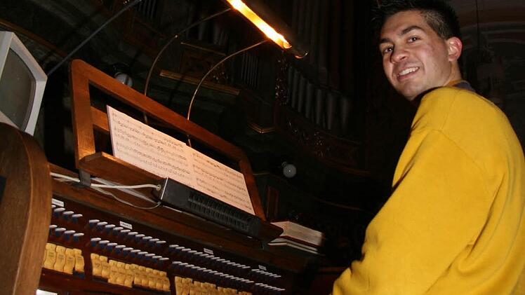 Daniel Singh ist erst 22 Jahre alt, aber Orgel ist seine Passion: Für die  Adventszeit hat er in Stadtsteinach eine kleine Konzertreihe ins Leben gerufen. Foto: Sonja Adam