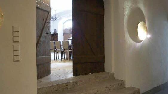 Die Kellertüre des Weinguts Brennfleck ist geöffnet.