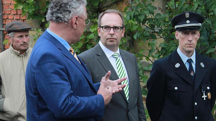 Joachim Herrmann (Zweiter von links) erkundigte sich bei Landrat Christian Meißner (Zweiter von rechts) und dem Prächtinger Feuerwehrkommandanten Karl-Heinz Nüsslein (rechts) darüber, wie heftig das Unwetter in Prächting tobte.
