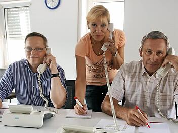 Die Telefone standen am Mittwochnachmittag nicht still, als Dr. Rainer Schamberger, Prof. Dr. Elke Wagler und Dr. Ralf Junghanns (von links) die Fragen unserer Leser beantworteten. Foto: Paul Ziegler