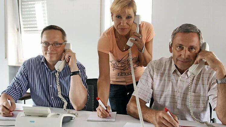 Die Telefone standen am Mittwochnachmittag nicht still, als Dr. Rainer Schamberger, Prof. Dr. Elke Wagler und Dr. Ralf Junghanns (von links) die Fragen unserer Leser beantworteten. Foto: Paul Ziegler