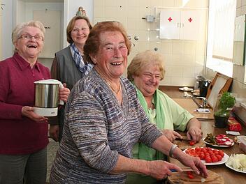Ein fröhliches Küchenteam sorgt für das leibliche Wohl der Besucher: die bisherige Vorsitzende Erika Kohl, ihre Nachfolgerin Sabine Köhler-Huter, Marianne Hörrlein und Brigitte König (von links) Foto: Evi Seeger