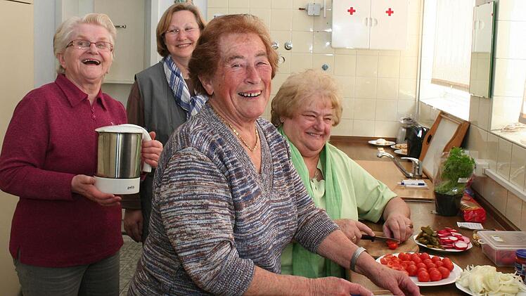 Ein fröhliches Küchenteam sorgt für das leibliche Wohl der Besucher: die bisherige Vorsitzende Erika Kohl, ihre Nachfolgerin Sabine Köhler-Huter, Marianne Hörrlein und Brigitte König (von links) Foto: Evi Seeger