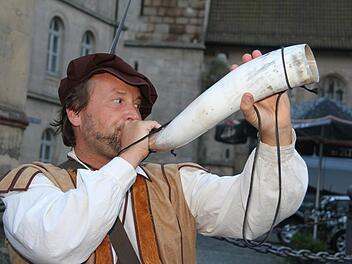 An der Ehrensäule auf dem Melchior-Otto-Platz trötete der Türmer alias Thomas Baier zum ersten Mal in sein Horn - und führte dann die Interessierten nachts durch Kronachs Gassen. Foto: Sonja Adam
