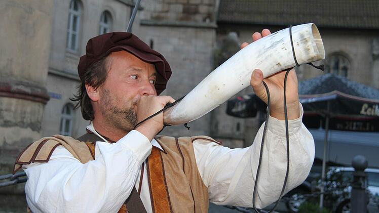 An der Ehrensäule auf dem Melchior-Otto-Platz trötete der Türmer alias Thomas Baier zum ersten Mal in sein Horn - und führte dann die Interessierten nachts durch Kronachs Gassen. Foto: Sonja Adam