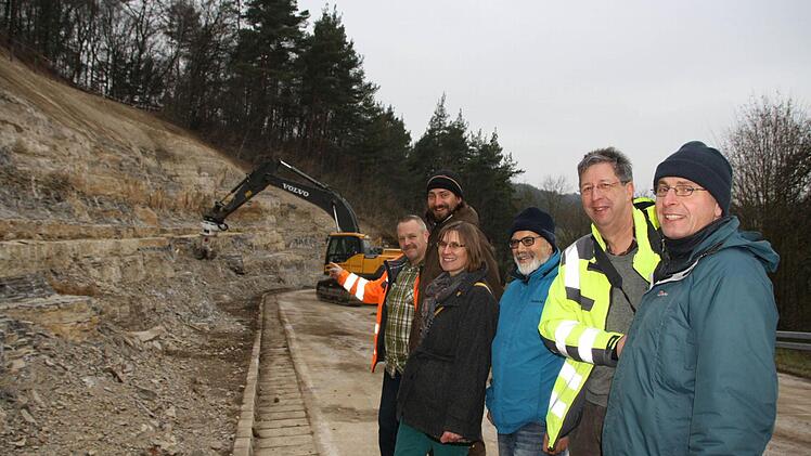 Begutachten die Baustelle: (von rechts) Matthias Wacker vom Bauamt, Geologe Klaus Reder, Bürgermeister August Weingart, Brigitte Settele vom Bauamt, Peter Piel vom Landratsamt und Bauleiter Thomas Kötzner. Foto: Ralf Ruppert