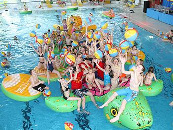 Bei der Poolparty im Merania-Hallenbad hatten Kinder und Jugendliche bei flotter Musik und spannenden Spielen viel Spaß.  Foto: Gerda Völk