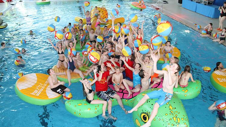 Bei der Poolparty im Merania-Hallenbad hatten Kinder und Jugendliche bei flotter Musik und spannenden Spielen viel Spaß.  Foto: Gerda Völk