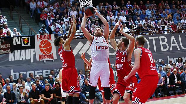 Nicolo Melli setzt sich unter dem Korb gegen die W&uuml;rzburger (v.&nbsp;l.) Joshiko Saibou, Brandon Lane und Seth Tuttle durch. Foto: Daniel L&ouml;b