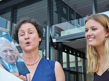 Die Jahrgangsbeste Kira Schachenmayer (rechts) wurde von der Fördervereinsvorsitzenden Gudrun Heil-Franke mit dem Jack-Steinberger-Preis und erhielt handschriftliche Glückwünsche des 95-jährigen Namensgebers.  Foto: Sigismund von Dobschütz
