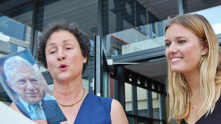 Die Jahrgangsbeste Kira Schachenmayer (rechts) wurde von der Fördervereinsvorsitzenden Gudrun Heil-Franke mit dem Jack-Steinberger-Preis und erhielt handschriftliche Glückwünsche des 95-jährigen Namensgebers.  Foto: Sigismund von Dobschütz