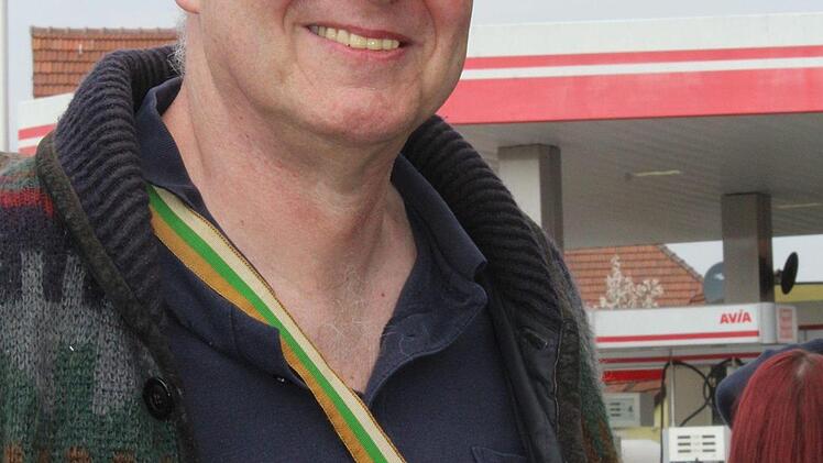 Michael Staude: "In der Neustadter Bratwurst ist mehr Pepp drin,das schmeckt man einfach. Deshalb ist sie natürlich die beste. Damit werden schon unsere Neustadter von klein auf großgezogen. Die Bratwurst wird auf Kiefernzapfen gebraten. Ich esse sie ohne Senf, so hat man den richtigen Bratwurstgeschmack. Heute machen wir mal den Testlauf dazu. Ich denke, vier schaffe ich schon, liegen ja genügend Pausen dazwischen".