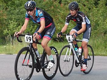 Beim dritten Vereinsrennen des RVC Stetten siegte nach einer souveränen Leistung der 17-jährige Julius Gärtner (rechts) vom RVC Altenkunstadt, der hier in der zweiten Runde am Hinterrad des späteren zweitplatzierten Felix Hentschel zu sehen ist. Foto: Alfred Thieret