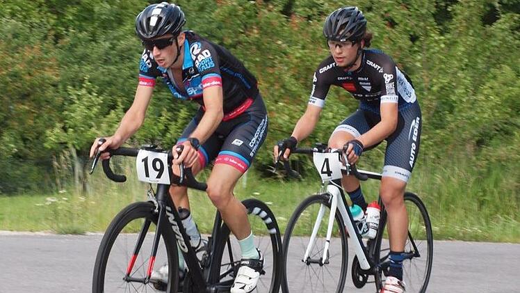 Beim dritten Vereinsrennen des RVC Stetten siegte nach einer souveränen Leistung der 17-jährige Julius Gärtner (rechts) vom RVC Altenkunstadt, der hier in der zweiten Runde am Hinterrad des späteren zweitplatzierten Felix Hentschel zu sehen ist. Foto: Alfred Thieret