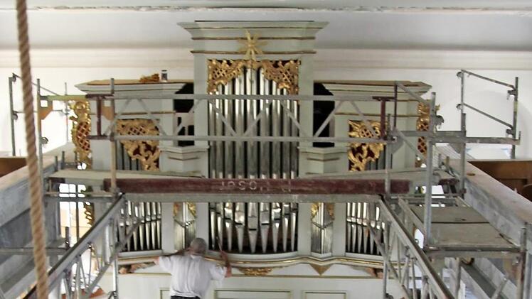 Der Innenraum der Kirche St. Erhard in Steppach ist zurzeit eingerüstet.  Fotos: privat