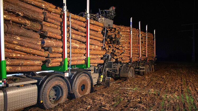 Ein Lkw, der mit Holzstämmen beladen war, durchbrach am Samstagabend im Kreis Fürth die Leiplanke. Foto: NEWS5 / Schmelzer