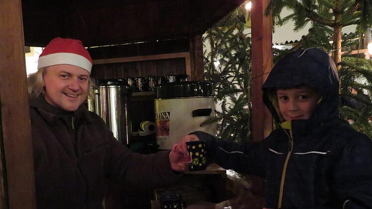 Ein Gl&auml;schen Punsch darf nicht fehlen: Martin Wunner schenkt duftenden Fr&uuml;chtepunsch aus.