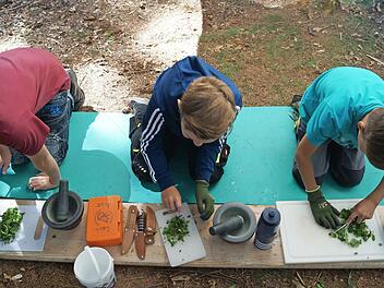 Die eigene Kräutersalzproduktion machte großen Spaß.  Foto: K.-H. Hofmann