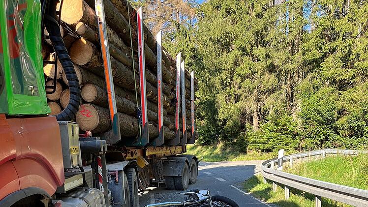 Unfall mit Holztransporter