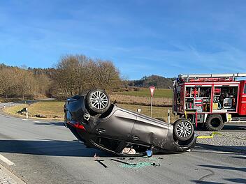 &Uuml;berschlag bei Frontalcrash - Fahranf&auml;nger (19) schwer verletzt