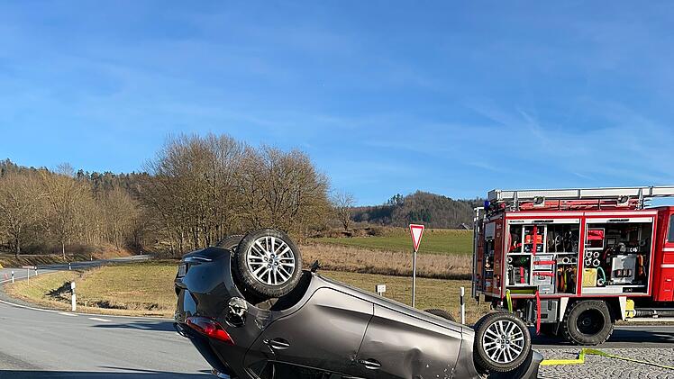 &Uuml;berschlag bei Frontalcrash - Fahranf&auml;nger (19) schwer verletzt
