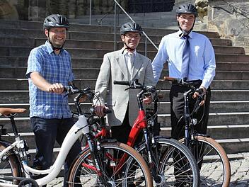 Axel Nordmann vom "Radladen" bei der Übergabe der E-Bikes an den Leiter des Bauamts, Ordinariatsrat Josef Schwab, und den Leiter der Revision, Klaus Hofmann (von links). Foto: Pressestelle Erzbistum/Christoph Gahlau