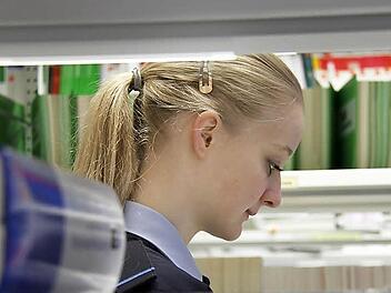 Polizeimeisteranwärterin Christine Derra in der Bibliothek. Die letzten Monate seit September waren geprägt von Theorie. Die PMA wurden vor allem in den Prüfungsfächern wie Einsatzrecht und Einsatzlehre, Staats- und Verfassungsrecht und Politische Bildung. Fotos: Martina Straub