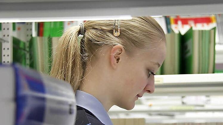Polizeimeisteranwärterin Christine Derra in der Bibliothek. Die letzten Monate seit September waren geprägt von Theorie. Die PMA wurden vor allem in den Prüfungsfächern wie Einsatzrecht und Einsatzlehre, Staats- und Verfassungsrecht und Politische Bildung. Fotos: Martina Straub