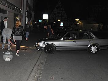 Ein BMW-Fahrer hat in der Nacht zum Samstag vor einem Schaufenster in Forchheim ein Verkehrsschild gerammt. Foto: privat